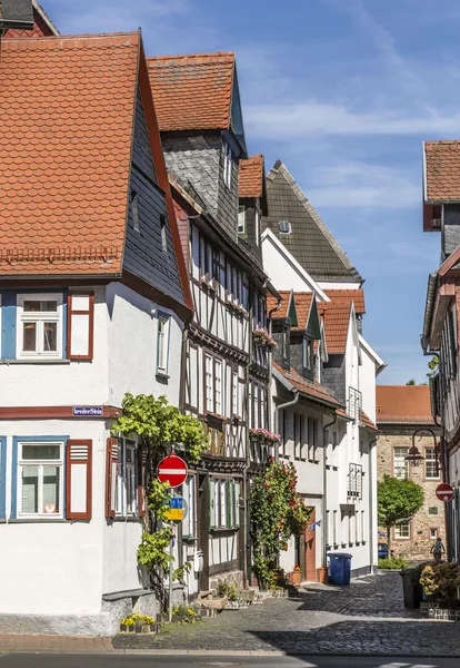 Vecchie case medievali in legno a Butzbach, Germania sotto sk blu — Foto Stock