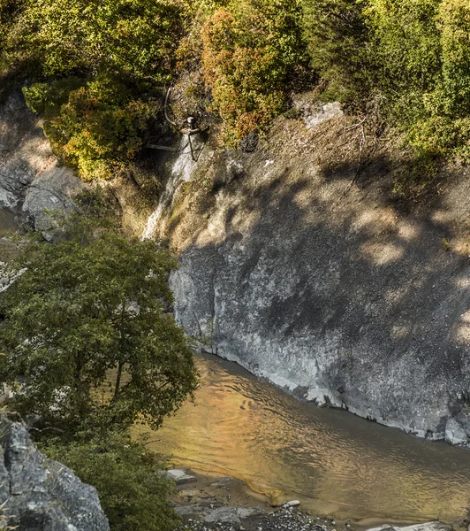 Canyon met rivier La blanche Torrent — Stockfoto