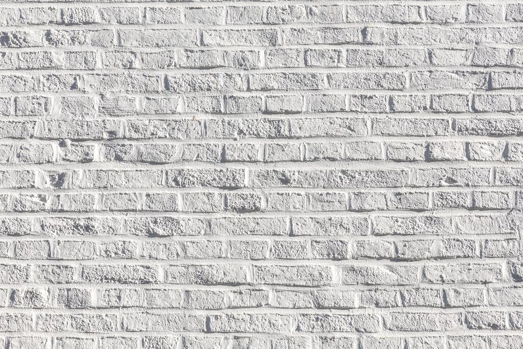 Weiß gestrichene Ziegel an einer alten Hauswand - Stockfotografie