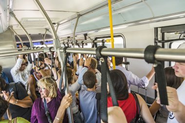 otobüs uçak yolda insanlarda