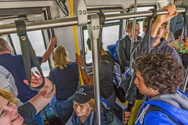 Orang-orang di bus dalam perjalanan ke pesawat — Stok Foto