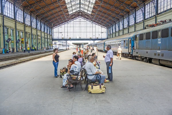 Αγνώστων στοιχείων άνθρωποι περιμένουν στον σιδηροδρομικό σταθμό στη Βουδαπέστη — Φωτογραφία Αρχείου