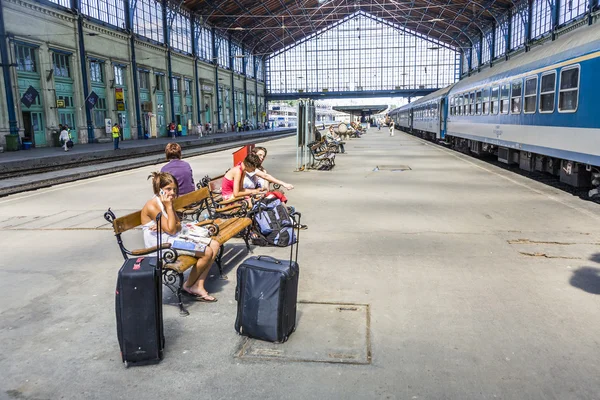 Des personnes non identifiées attendent à la gare de Budapest — Photo