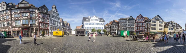 Menschen genießen den schönen mittelalterlichen Marktplatz in Butzbach — Stockfoto