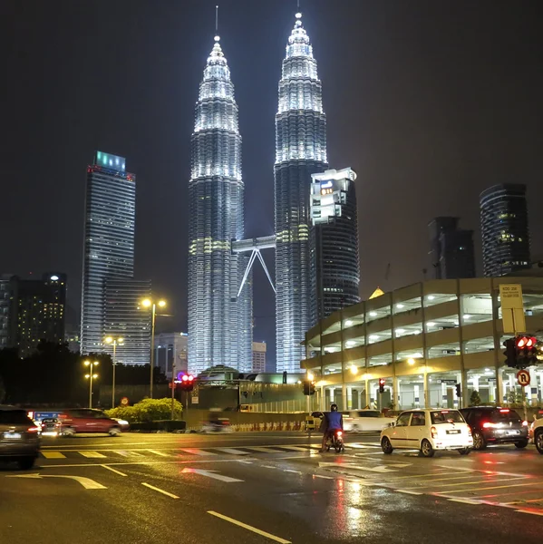 Petronas ikiz kuleleri Klcc şehir merkezinde o gece görünümü — Stok fotoğraf