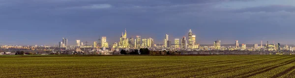 Skyline de Frankfurt à noite com — Fotografia de Stock