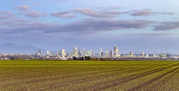 Horizonte de Frankfurt à noite com nuvens e arranha-céus — Fotografia de Stock