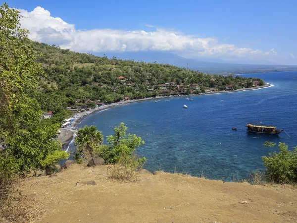 Scenic Visa en Amed Bay i Bali med vulkanen Mount Agung jag — Stockfoto