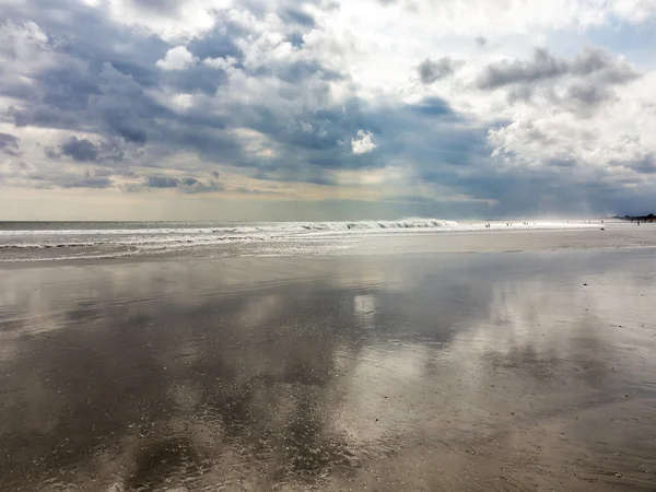 Playa panorámica con olas en Kuta, Bali — Foto de Stock