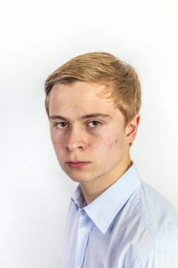 Kameraya bakarak üzgün çocuk