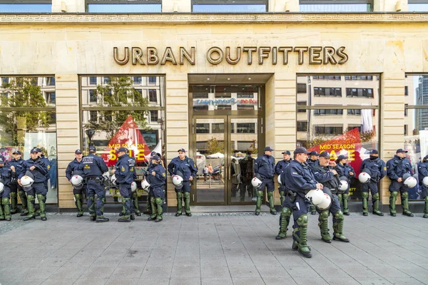 Polizei in Bereitschaft zum Jahrestag der Deutschen Einheit in Berlin — Stockfoto