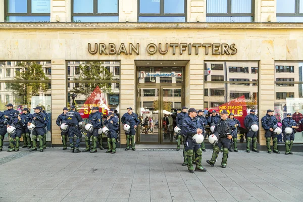 Polizei in Bereitschaft zum Jahrestag der Deutschen Einheit in Berlin — Stockfoto