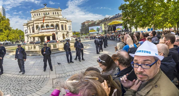 Persone in attesa per i politici di fronte al vecchio teatro dell'opera i — Foto Stock