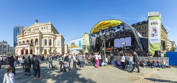 Menschen warten vor alter Oper auf die Politiker — Stockfoto