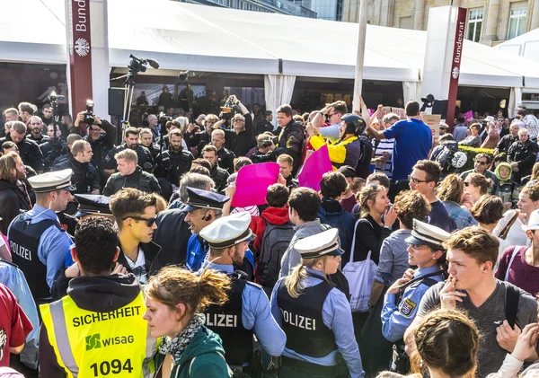 People demonstrate against the celebration of 25th day of German — Stock Photo, Image