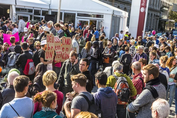 People demonstrate against the celebration of 25th day of German — Stock Photo, Image