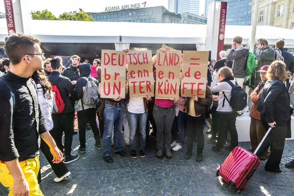 People demonstrate against the celebration of 25th day of German — Stock Photo, Image