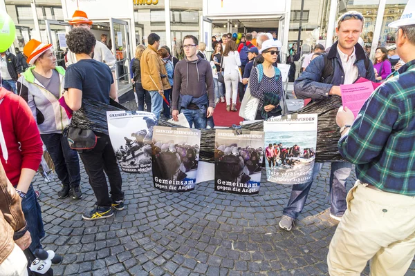 People protest for the welcome culture for refugees — Stock Photo, Image