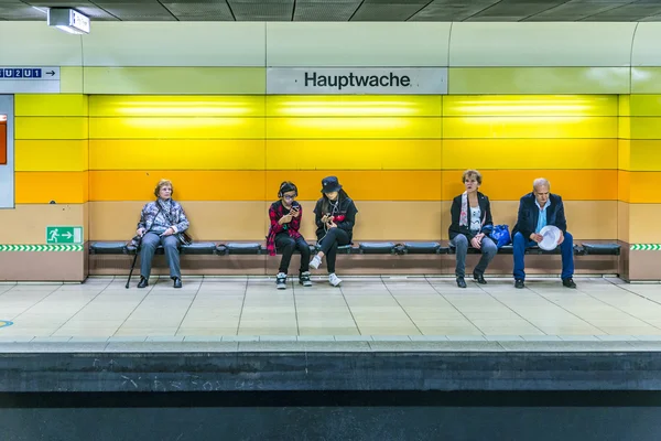 People waiting at a bench in the subway station hauptwache — Stok fotoğraf