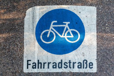 İşaret Fahrradstrasse - engl. Bisiklet yolu - asfalta boyanmış bisiklet sürmek daha güvenli olsun diye.
