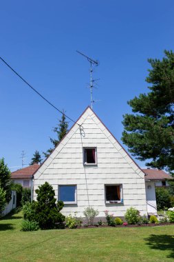 Tipik bir aile evi 1950 'lerde Almanya' da Münih 'teki elektrik direğinden asbest duvarları ve elektrikle inşa edilmiş.