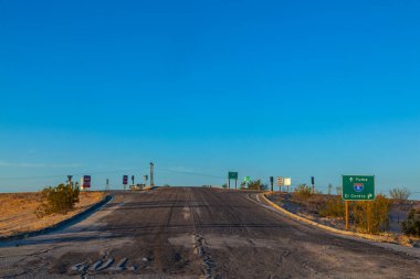 hasarlı sokak ve çukurların eyaletler arası 8 geçiş