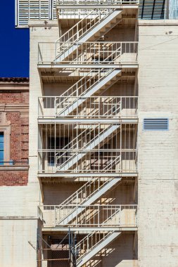 Amerika 'da demir yangın merdiveni olan tarihi gökdelen cephesi.