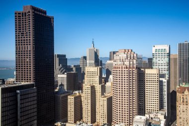 San Francisco 'nun gökdelenine bakan gökdelenler mavi gökdelenlerin altında