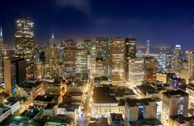 San Francisco gökdelenin cephe ile hava gece