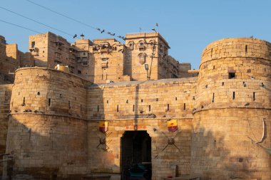 Hindistan, Rajasthan 'daki tarihi Jaisalmer Kalesine bakın.