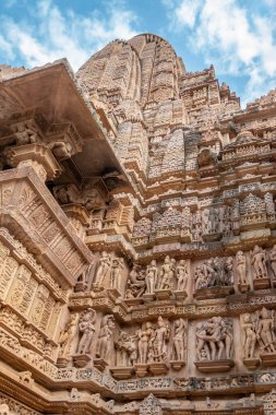 Pali, Rajasthan 'daki Ranakpur Tapınağı Jain Tirthankara Rishabhanatha' ya adanmıştır. Bu tapınak tapınak, tapınak duvarlarındaki cinsel uygulamalarıyla ünlüdür.