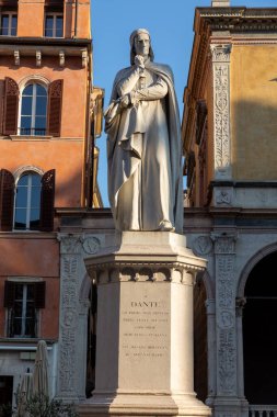 İtalya, Verona 'daki Piazza dei Signori' deki Dante heykelinin görüntüsü. Dante Alighieri, İlahi Komedi 'nin yazarı ünlü bir İtalyan şairdi.