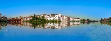 Bassano del Grappa 'daki Eski Köprü ve ufuk çizgisi, aynı zamanda Ponte degli Alpini, İtalya