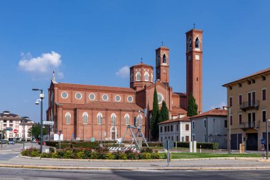 Tarihi Tempio Ossario ya da Bassano del Grappa, İtalya 'nın ossuer tapınağına bakın