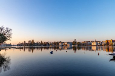 Almanya 'da Dahme nehri ile Berlin' de Kpenick 'in ufuk çizgisine manzara