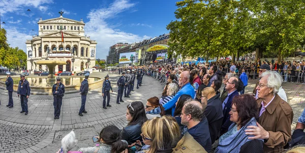 Persone in attesa per i politici di fronte al vecchio teatro dell'opera i — Foto Stock