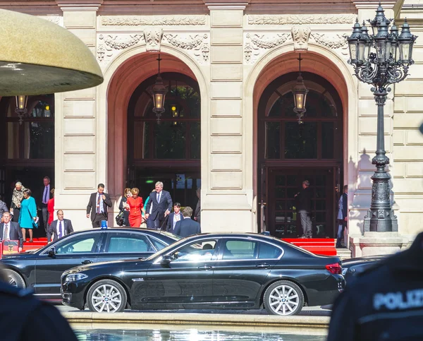 Primer ministro Volker Bouffier deja la celebración oficial de un —  Fotos de Stock