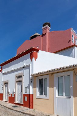 Eski Loule kasabasındaki yaya bölgesinde tarihi eski evler..