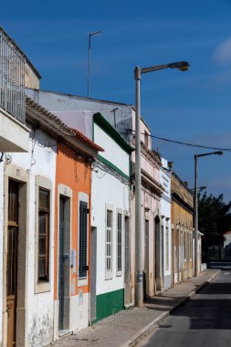 Eski Loule kasabasındaki yaya bölgesinde tarihi eski evler..