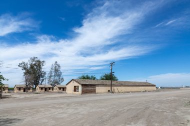 Kayıp yerler, çölde terk edilmiş bir çiftlik Buttonwillow, CALIFORNIA, ABD