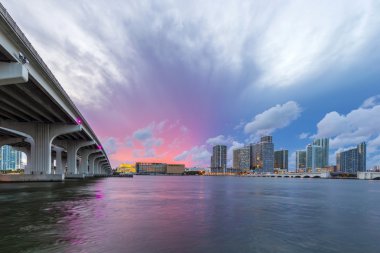 Miami şehir manzarası panorama alacakaranlıkta