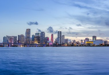 Miami şehir manzarası panorama alacakaranlıkta