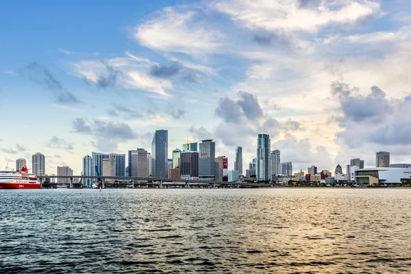 Miami city skyline panorama at dusk — Stock Photo, Image