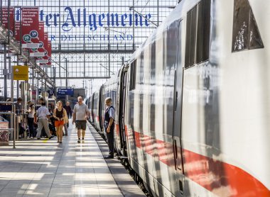 Gelen veya Frankfurt adlı çıkış yapan insanlar tren istasyonu
