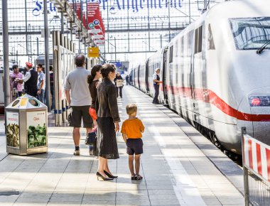 Gelen veya Frankfurt adlı çıkış yapan insanlar tren istasyonu
