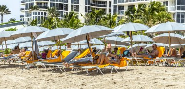 Jade Beach Sunny Isles Beach deki insanlar rahatlamak