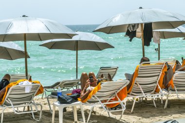 Jade Beach Sunny Isles Beach deki insanlar rahatlamak