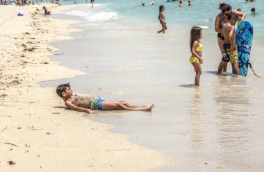 Sunny Isles Beach rıhtımın dinlenmek için insanlar zevk almak