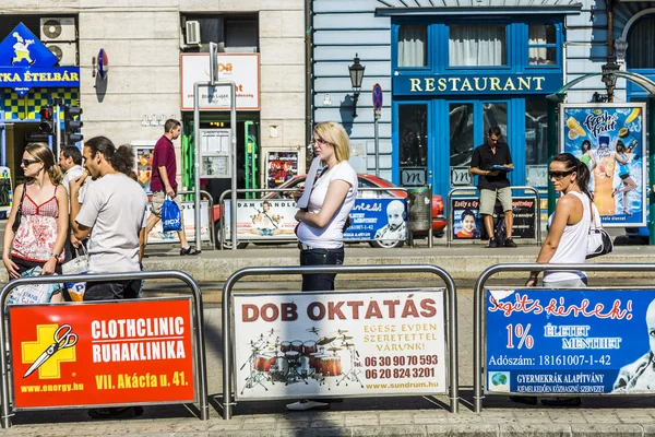 La gente espera el autobús en Budapest, Hungría — Foto de Stock