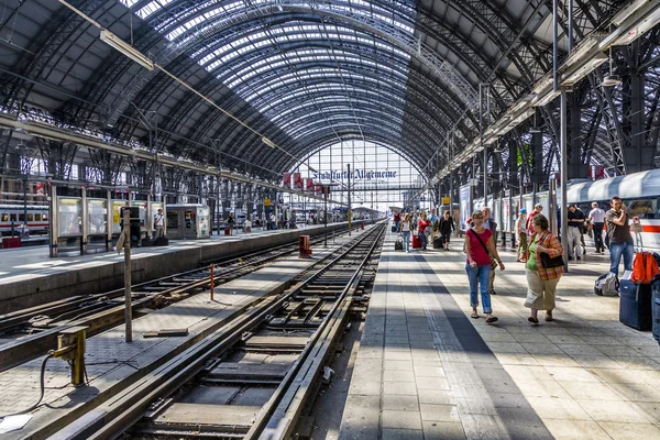 People arriving or departing at the Frankfurt  train station — Stock Photo, Image